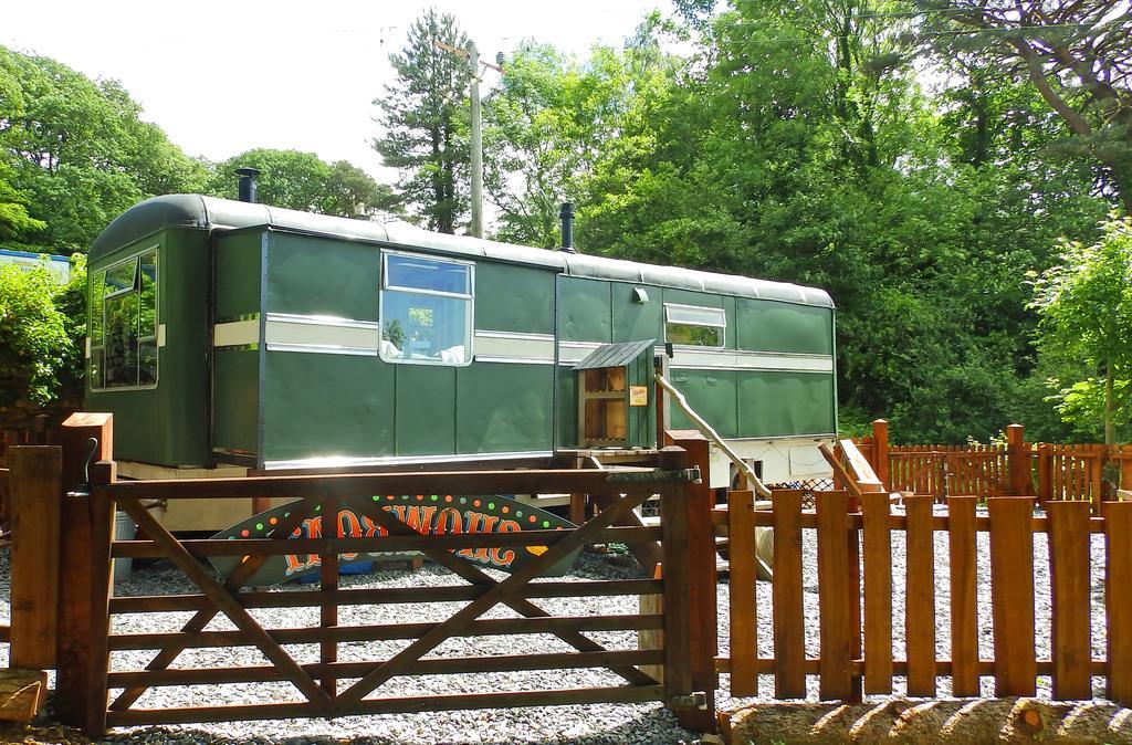 Showman'S Wagon At Coed Cae Penmaenpool Экстерьер фото